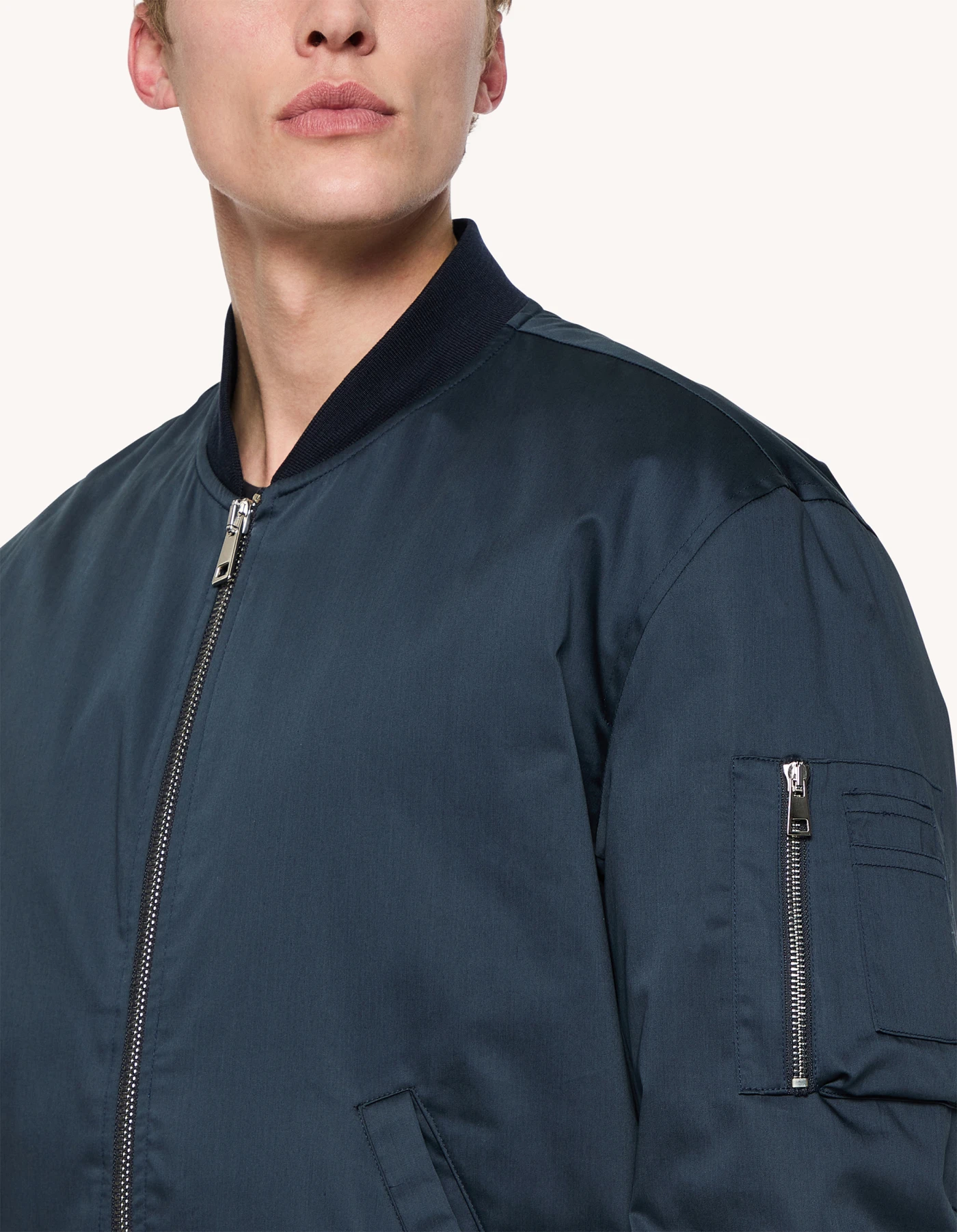 Bomberjacke in normaler Passform aus Satin für herren, navy blau  