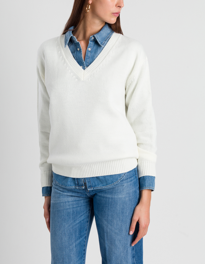 Regular-fit V-neck jumper in wool
