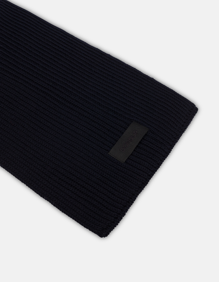 Technical wool scarf
