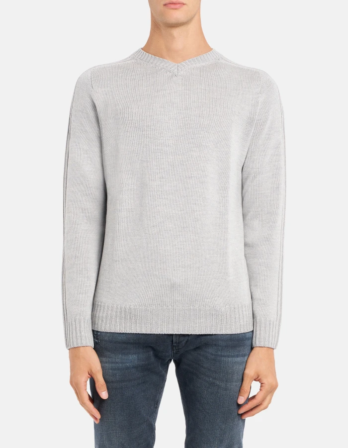 Maglia scollo V regular in lana basica